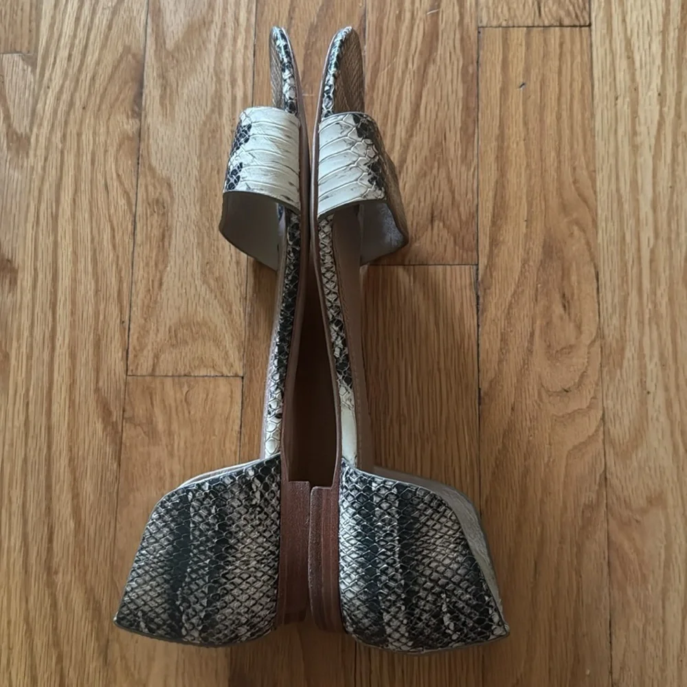 Tory Burch sz 8.5 Snakeskin Pattern Sandals flats alludes snake print leather